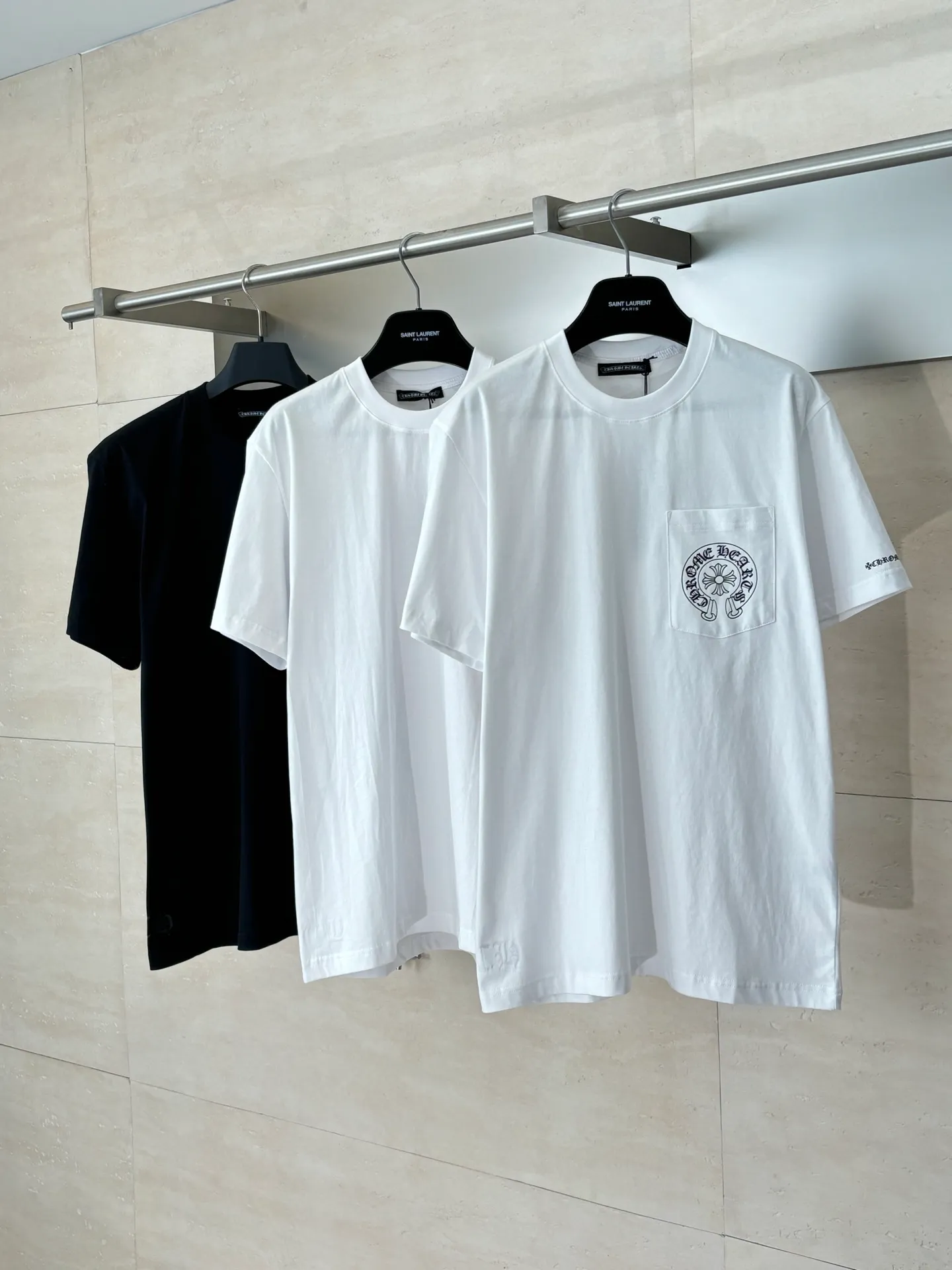 P226 Chrome Heart*/Chrome Heart Horseshoe print pocket printed short-sleeved T-shirt Made of the same heavy-weight pure cotton material as the original, high-count yarn is light, thin and breathable. Imported ink three-dimensional printing, skin-friendly and breathable. And through anti-shrinkage treatment, it will not be easily deformed after long-term wear. The imported ink has passed Oeko-Tex Standard 100 environmental protection certification. The color fastness reaches level 4-5, and there is no obvious fading after 50 times of washing. Strictly proofread the color management system of digital printing. Custom woven and dyed, no color difference from the original version Size: S/M/L